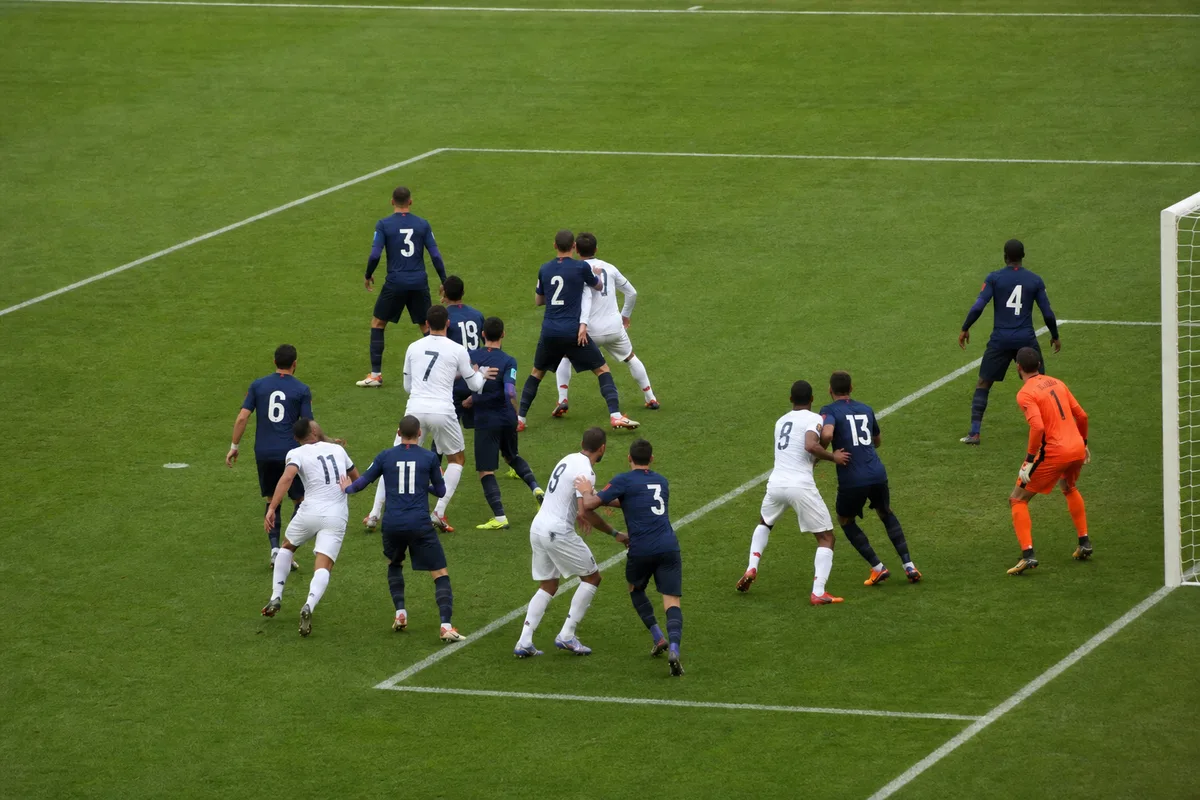 Regroupement de joueurs dans la surface de réparation lors d’un corner