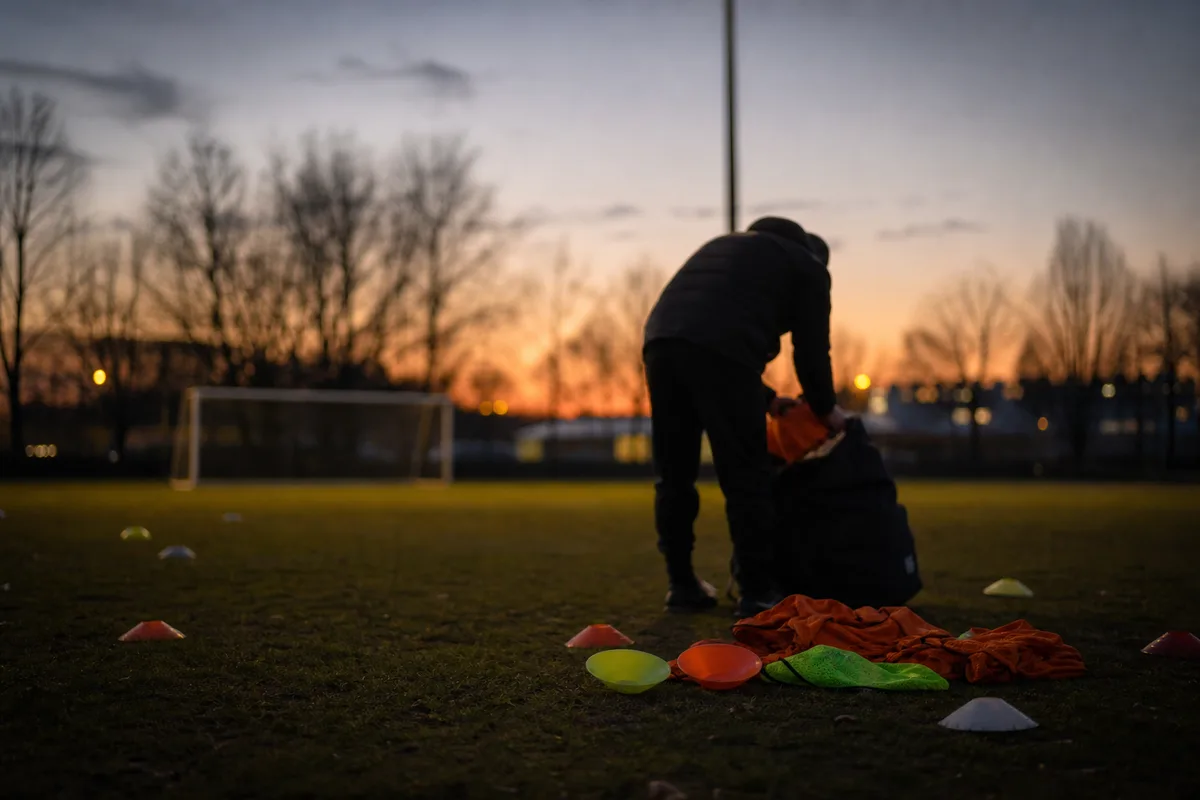 Bénévole de club rangeant du matériel après un entraînement
